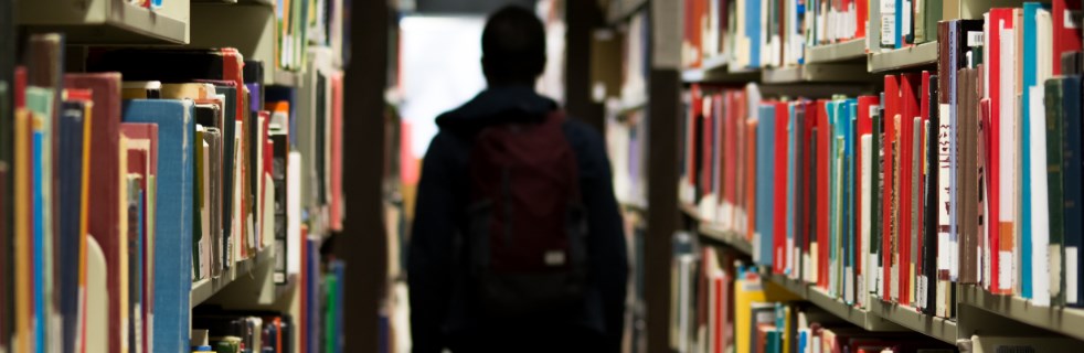 Étudiant dans une bibliothèque
