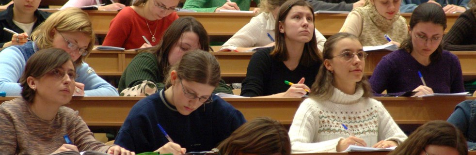 Étudiants dans les bancs universitaires